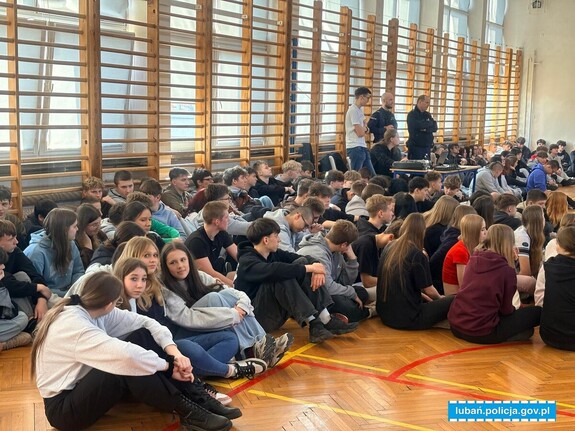 Prelekcja dzielnicowych z Lubania na temat hejtu i przemocy rówieśniczej