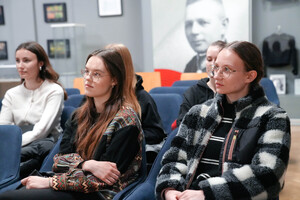 Studenci dziennikarstwa wysłuchują wykładu policjantki