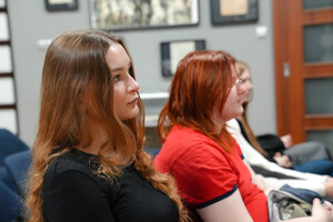 Studenci dziennikarstwa wysłuchują wykładu policjantki