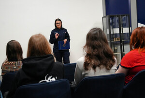 Studenci dziennikarstwa wysłuchują wykładu policjantki