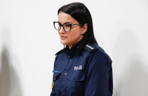 Studenci dziennikarstwa wysłuchują wykładu policjantki