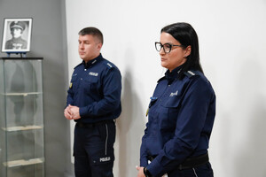 Studenci dziennikarstwa wysłuchują wykładu policjantki