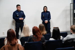 Studenci dziennikarstwa wysłuchują wykładu policjantki
