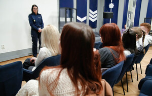 Studenci dziennikarstwa wysłuchują wykładu policjantki