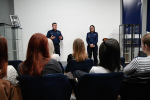 Studenci dziennikarstwa wysłuchują wykładu policjantki