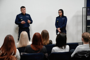 Studenci dziennikarstwa wysłuchują wykładu policjantki