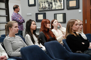 Studenci dziennikarstwa wysłuchują wykładu policjantki