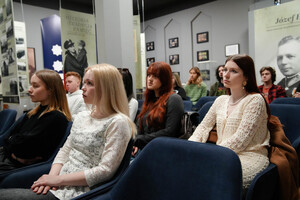 Studenci dziennikarstwa wysłuchują wykładu policjantki