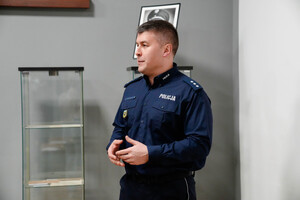 Studenci dziennikarstwa wysłuchują wykładu policjantki