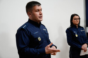 Studenci dziennikarstwa wysłuchują wykładu policjantki