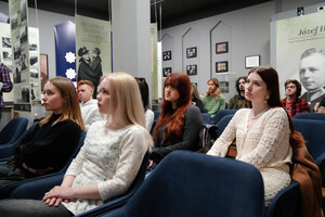 Studenci dziennikarstwa wysłuchują wykładu policjantki