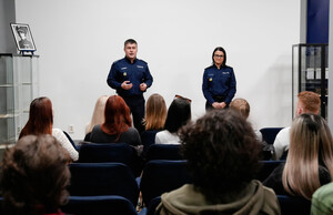 Studenci dziennikarstwa wysłuchują wykładu policjantki