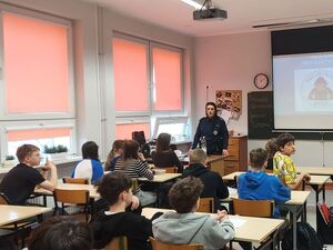 Profilaktyka oszustw oraz bezpieczeństwo młodzieży tematem spotkania uczniów z policjantką z Dzierżoniowa