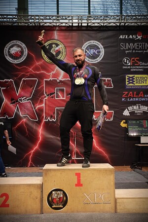 mężczyzna na podium