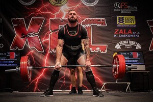 Krzysztofa Barana podnosi sztangę