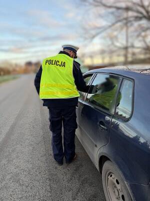 POLICJANT KONTROLUJE ALKOMATEM TRZEŹWOŚĆ KIEROWCÓW