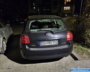 zniszczona szyba w samochodzie osobowym