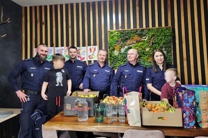 Wizyta policjantów w rodzinie zastępczej