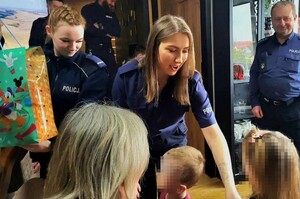 Wizyta policjantów w rodzinie zastępczej