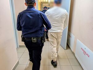 policjant z zatrzymanym