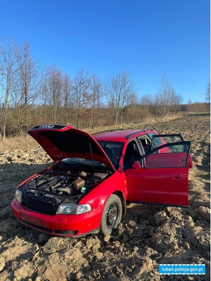 Audi zakopane w polu