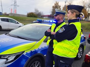 policjanci ruchu drogowego kontrolują przemieszczanie się pojazdów po drodze