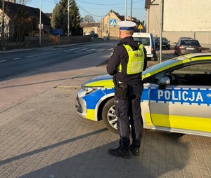 policjanci ruchu drogowego kontrolują przemieszczanie się pojazdów po drodze