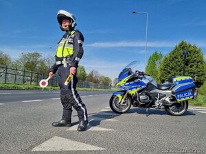 policjanci ruchu drogowego kontrolują przemieszczanie się pojazdów po drodze