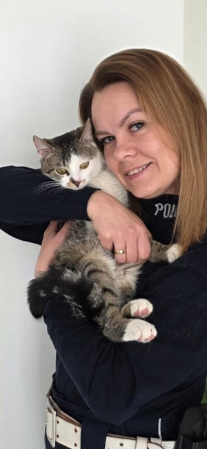 Kobieta, która trzyma na rękach kota