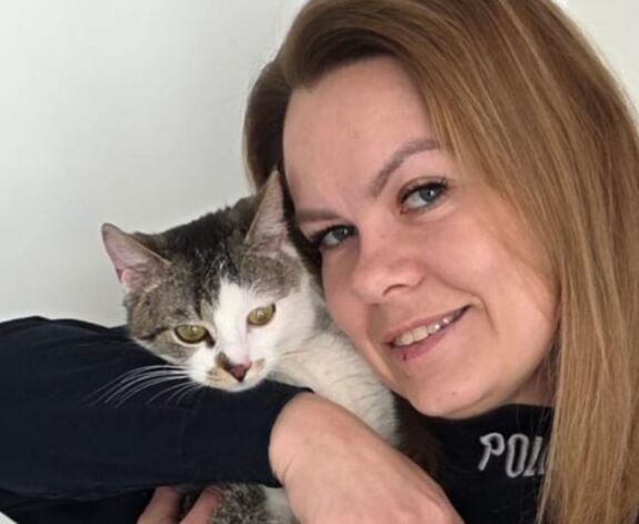 kobieta z kotem na rękach