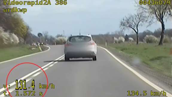 Kobieta zignorowała ograniczenie prędkości i zakaz wyprzedzania – efekt 2 tysiące złotych mandatu karnego i 26 punktów karnych