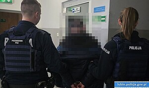 Policjanci z zatrzymanym mężczyzną