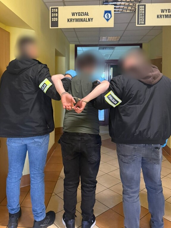 policjanci z zatrzymanym