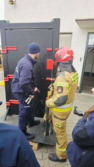 Policjanci trenują wyważanie drzwi