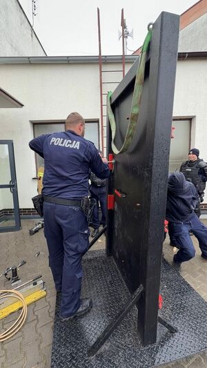 Policjanci trenują wyważanie drzwi