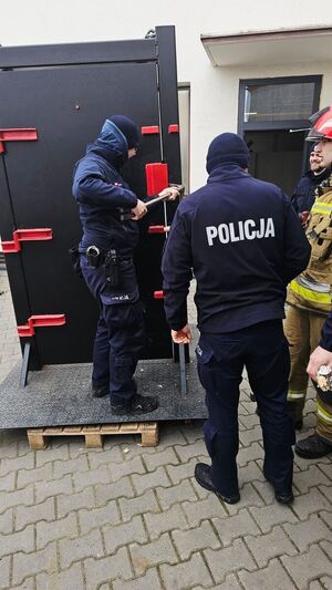 Policjanci trenują wyważanie drzwi