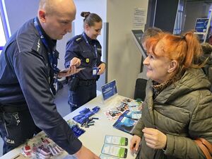 policjanci rozmawiają z seniorami na akcji senior na 6 z plusem