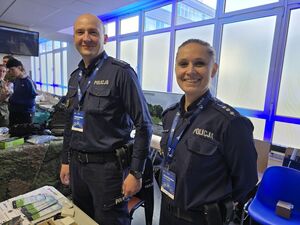 policjanci rozmawiają z seniorami na akcji senior na 6 z plusem