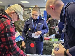 policjanci rozmawiają z seniorami na akcji senior na 6 z plusem