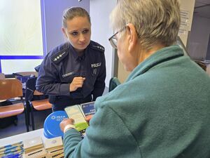 policjanci rozmawiają z seniorami na akcji senior na 6 z plusem