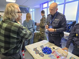 policjanci rozmawiają z seniorami na akcji senior na 6 z plusem