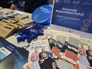 policjanci rozmawiają z seniorami na akcji senior na 6 z plusem