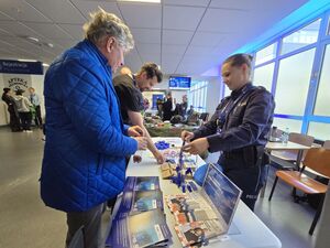 policjanci rozmawiają z seniorami na akcji senior na 6 z plusem