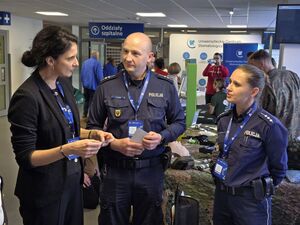 policjanci rozmawiają z seniorami na akcji senior na 6 z plusem