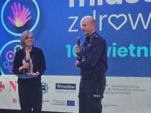 policjanci rozmawiają z seniorami na akcji senior na 6 z plusem