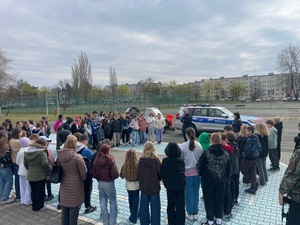 Edukacja przez zabawę – policjanci komisariatu wodnego spotkali się z uczniami