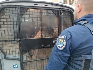 zatrzymany w radiowozie przed autem policjant