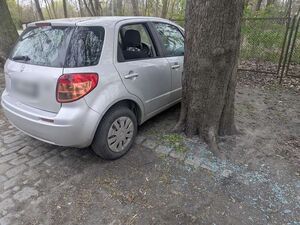 szare auto osobowe z wybitą szybą