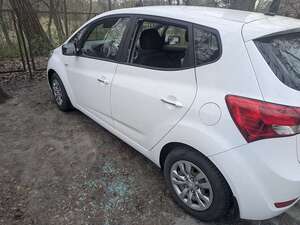 białe auto osobowe z wybitą szybą