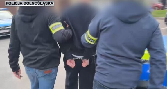 policjanci prowadzą zatrzymany